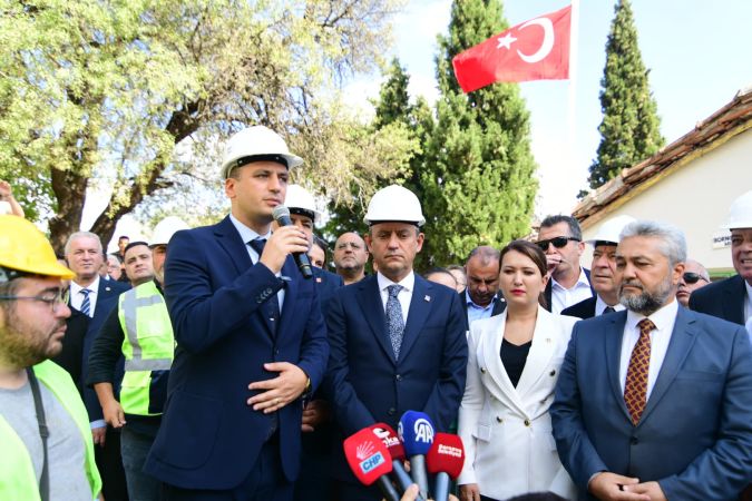 Özgür Özel Bornova’da coşkuyla karşılandı