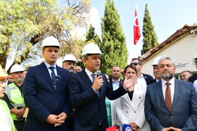 Özgür Özel Bornova’da coşkuyla karşılandı