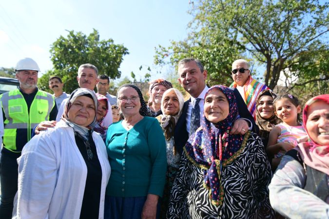 Özgür Özel Bornova’da coşkuyla karşılandı