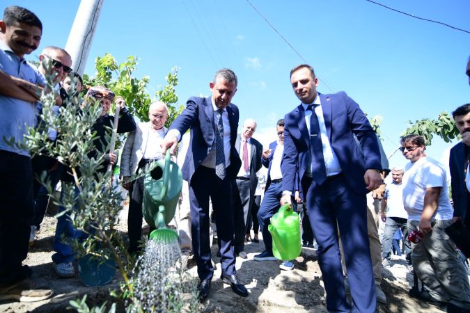 Özgür Özel Bornova’da coşkuyla karşılandı