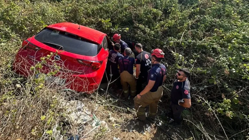 Bandırma’da otomobil şarampole uçtu