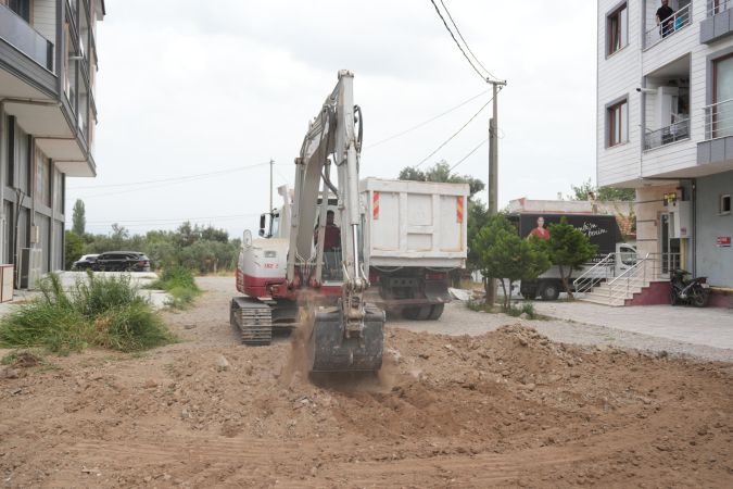 Belediye Burhaniye'nin yollarını yeniliyor