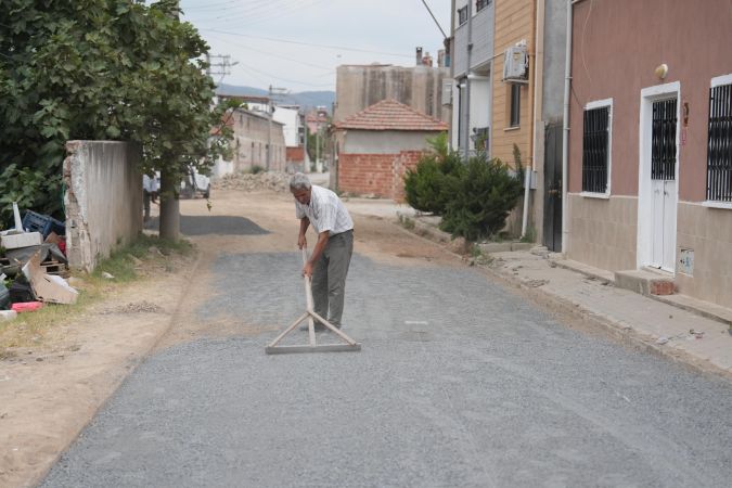 Belediye Burhaniye'nin yollarını yeniliyor