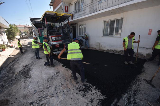 Büyükşehir, ihtiyaç duyulan alanlarda asfalt serim işlemlerini sürdürüyor