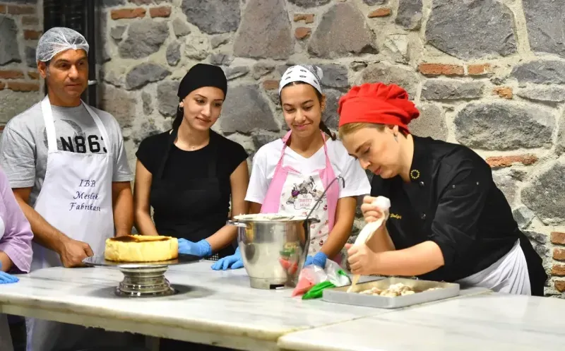 İzmir'in Meslek Fabrikası, pastacılığı A’dan Z’ye öğretiyor