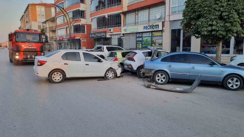 Otomobil park halindeki araçlara ciddi hasar verdi !