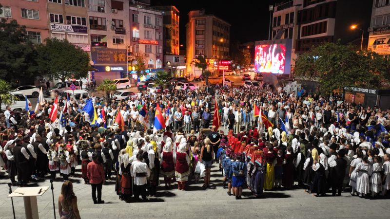 Burhaniye’de Halk Dansı Şenliği rüzgarı esti