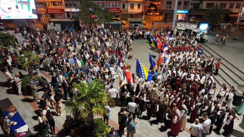 Burhaniye’de Halk Dansı Şenliği rüzgarı esti