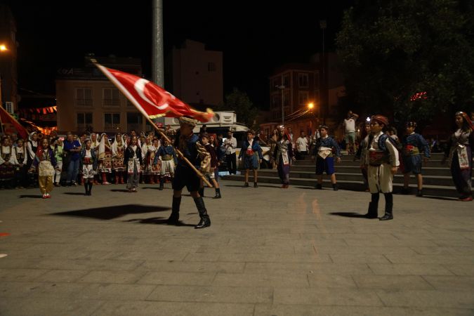 Burhaniye’de Halk Dansı Şenliği rüzgarı esti