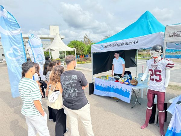 Büyükşehir, Bandırma’da üniversiteliler için bilgilendirme standı açtı