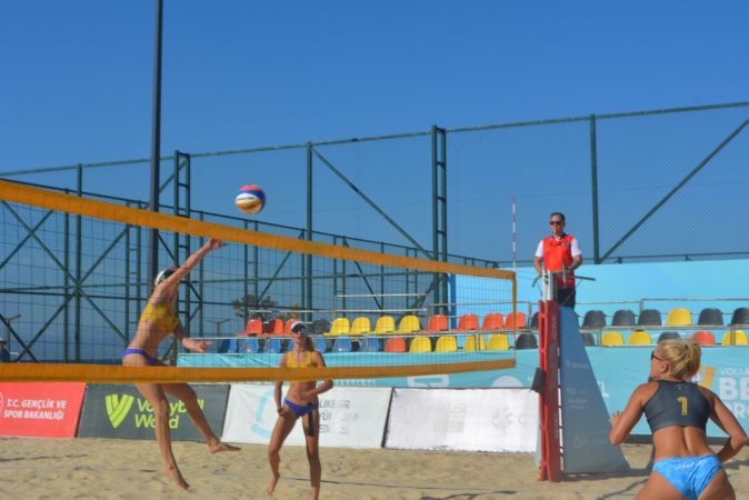 Ayvalık’ta plaj voleybolu heyecanı başladı