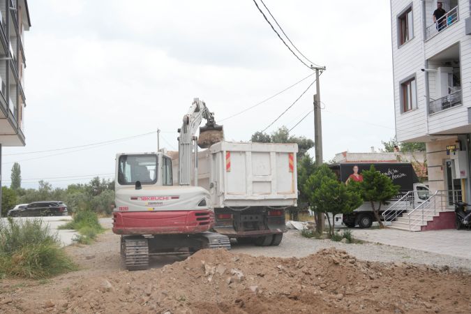 Burhaniye’de yol çalışmaları yaz boyunca hız kesmedi