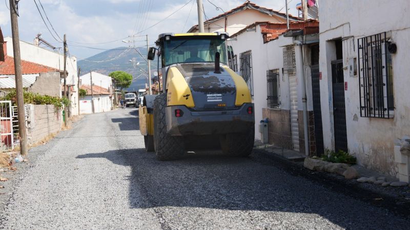 Burhaniye’de yol çalışmaları yaz boyunca hız kesmedi