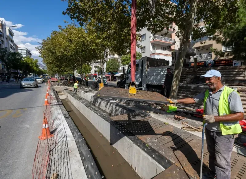 Girne Caddesi’ndeki yağmur suyu mazgalları yenileniyor