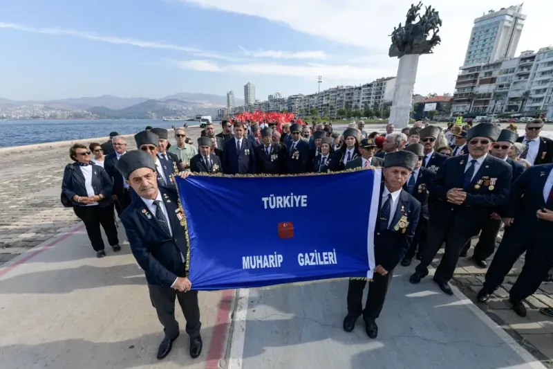 Başkan Tugay, babasının madalyalarıyla kahramanların gününe katıldı