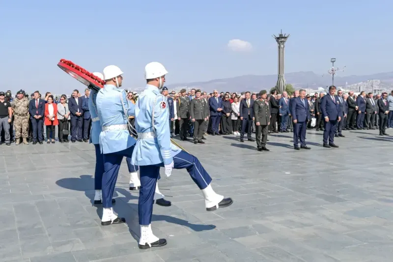 Başkan Tugay, babasının madalyalarıyla kahramanların gününe katıldı