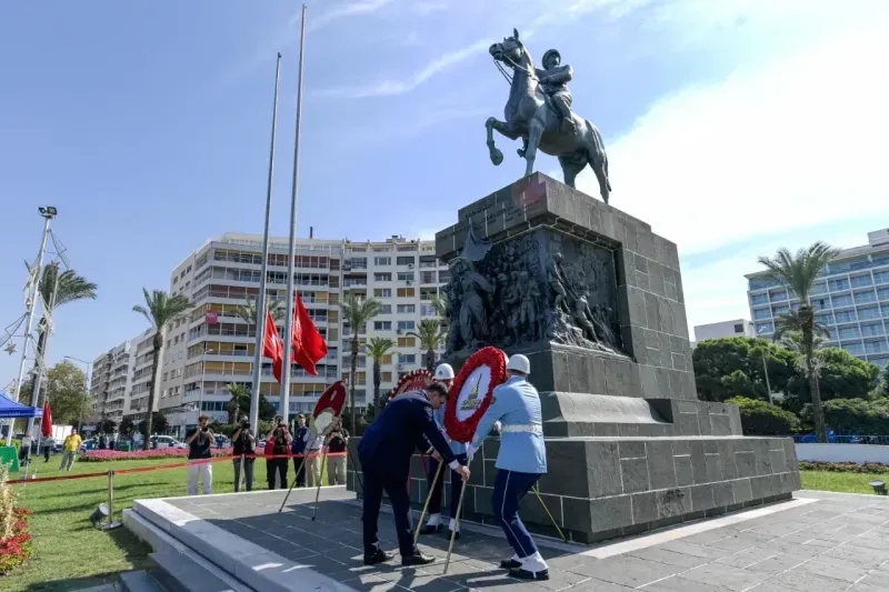 Başkan Tugay, babasının madalyalarıyla kahramanların gününe katıldı