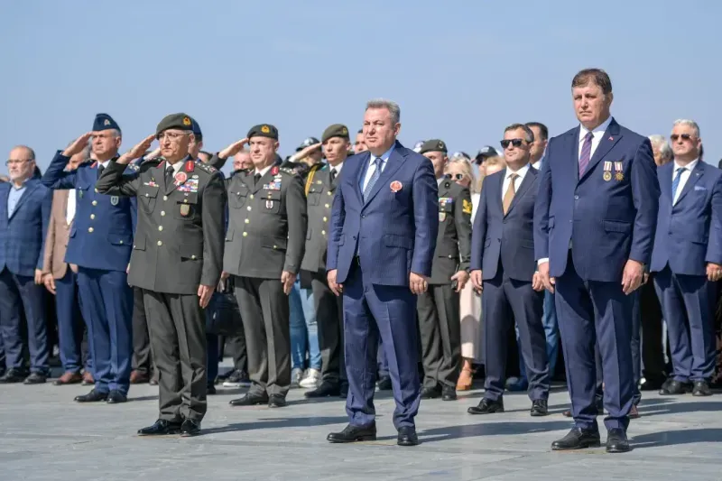 Başkan Tugay, babasının madalyalarıyla kahramanların gününe katıldı