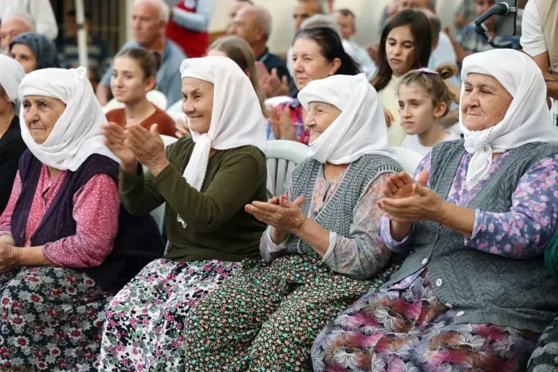 Başkanlar, mahallelerde çiçeklerle karşılandı