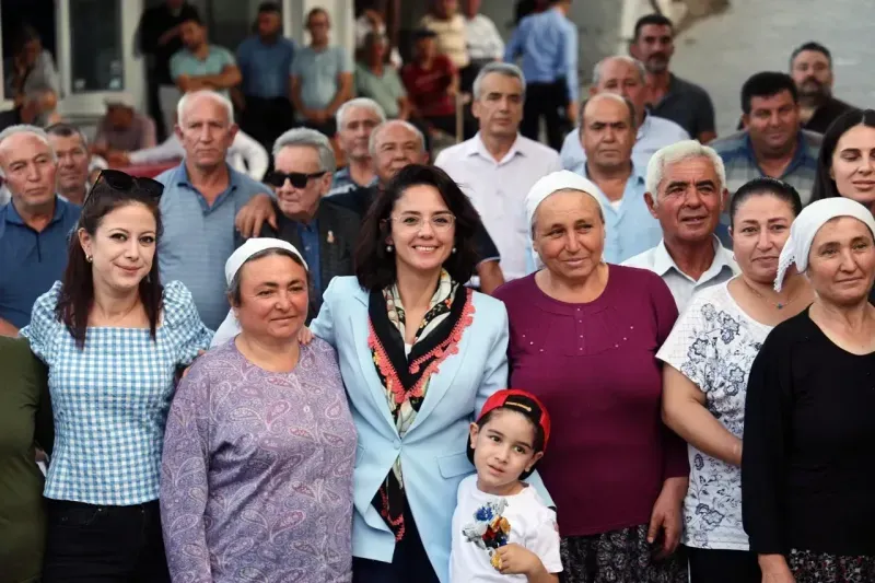 Başkanlar, mahallelerde çiçeklerle karşılandı