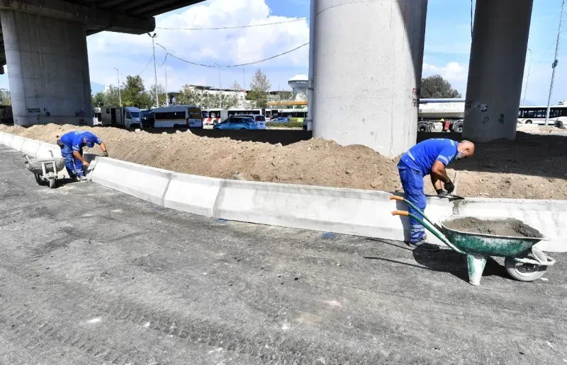 İzmir'in onlarca yıllık sorunu çözüme kavuşuyor.. Trafik artık hem yayalar hem de sürücüler için çile olmaktan çıkıyor..