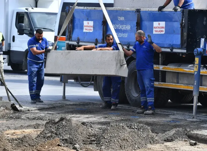 İzmir'in onlarca yıllık sorunu çözüme kavuşuyor.. Trafik artık hem yayalar hem de sürücüler için çile olmaktan çıkıyor..