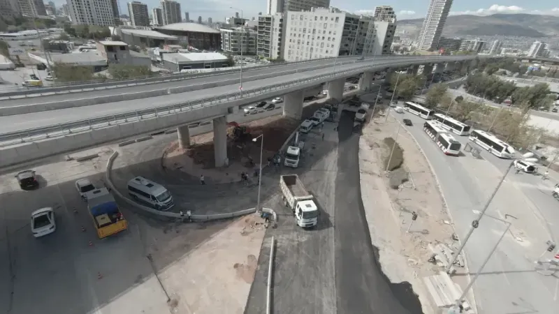 İzmir'in onlarca yıllık sorunu çözüme kavuşuyor.. Trafik artık hem yayalar hem de sürücüler için çile olmaktan çıkıyor..