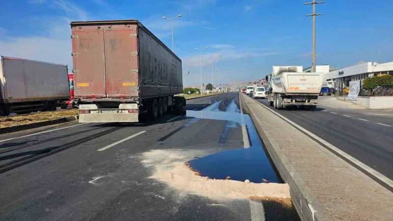 Balıkesir'de korkutan tır kazası.. Tüm yol mazot ile kaplandı..