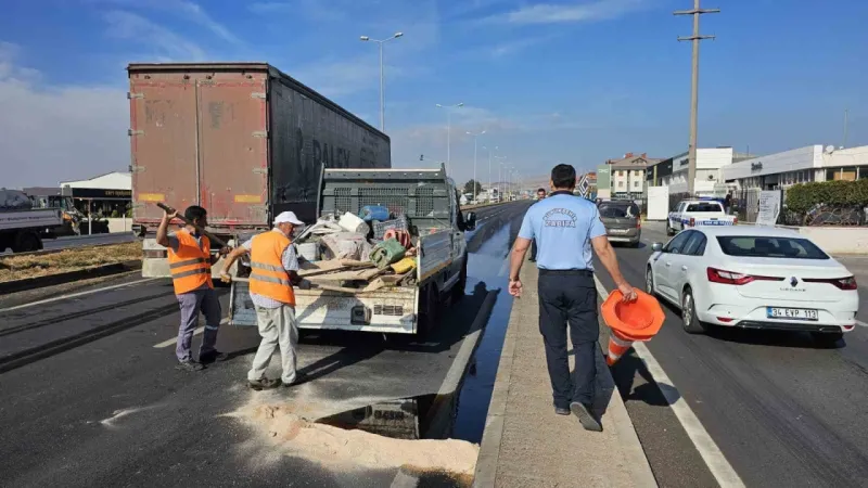 Balıkesir'de korkutan tır kazası.. Tüm yol mazot ile kaplandı..