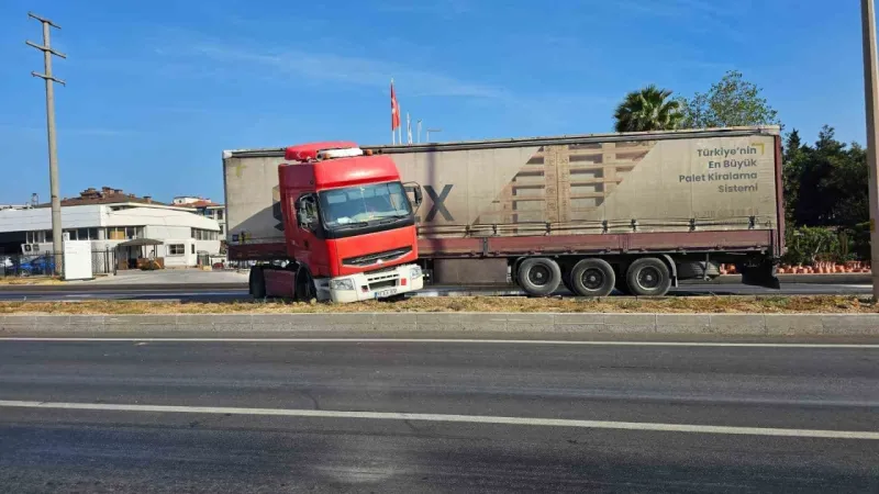 Balıkesir'de korkutan tır kazası.. Tüm yol mazot ile kaplandı..