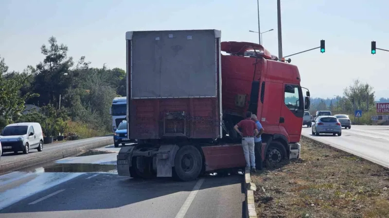 Balıkesir'de korkutan tır kazası.. Tüm yol mazot ile kaplandı..