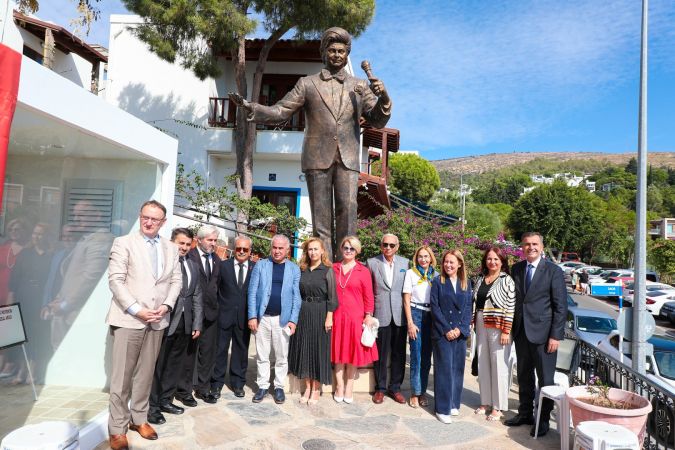 Sanat Güneşi Zeki Müren, Bodrum’da anıldı