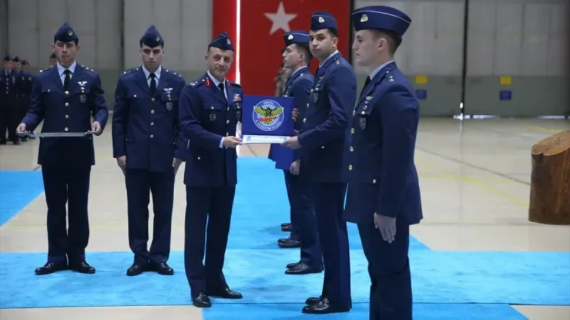 Balıkesir yeni mezunlarını verdi.. Artık göklerin hakimi onlar olacaklar..