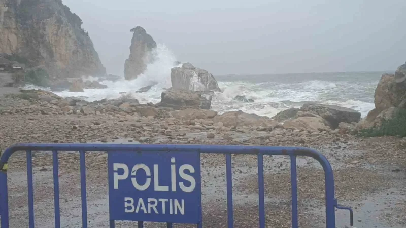 Fırtına ! Dalga boyu 15 metreye ulaştı