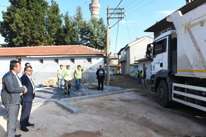 Altıeylül Belediyesi parke taşı döşeme çalışmalarını sürdürüyor