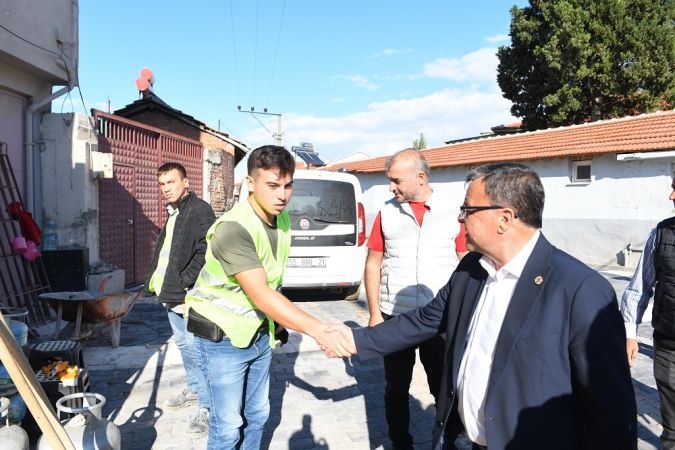 Altıeylül Belediyesi parke taşı döşeme çalışmalarını sürdürüyor