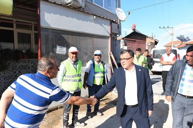 Altıeylül Belediyesi parke taşı döşeme çalışmalarını sürdürüyor