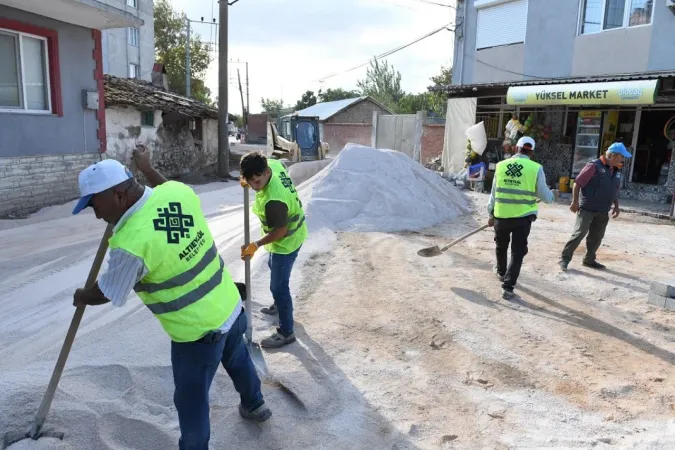 Altıeylül Belediyesi döşemeye devam ediyor.. Altıeylül’de parke taşsız sokak kalmayacak