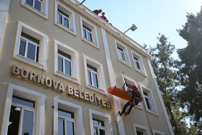 Bornova Belediyesi’nde yangın tatbikatı: Tahliye ve kurtarma çalışmaları gerçeğini aratmadı