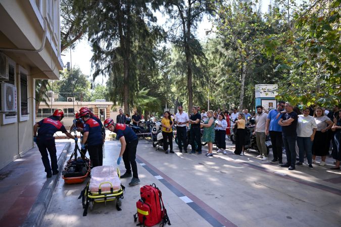 Bornova Belediyesi’nde yangın tatbikatı: Tahliye ve kurtarma çalışmaları gerçeğini aratmadı