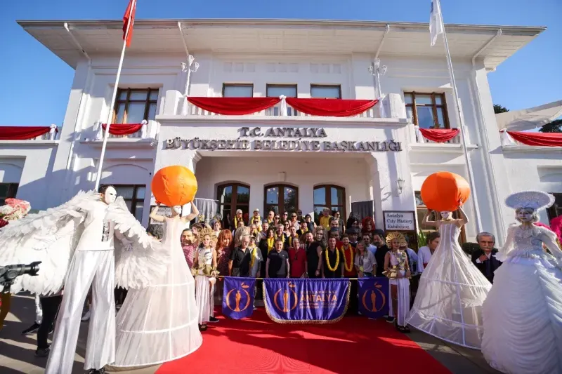 Altın Portakal, coşku dolu bir törenle “Hikayemiz Birlikte” diyerek başladı