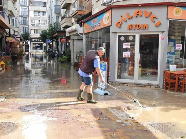 Erdek'e 10 dakika yetti.. Sokak ve caddeler sular altında kaldı..