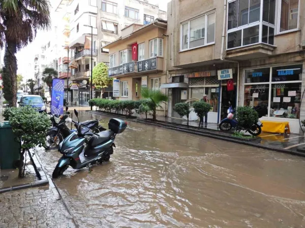 Erdek'e 10 dakika yetti.. Sokak ve caddeler sular altında kaldı..