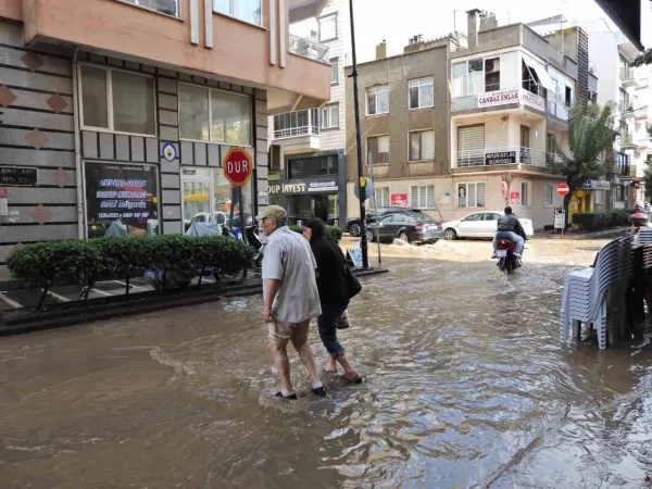 Erdek'e 10 dakika yetti.. Sokak ve caddeler sular altında kaldı..