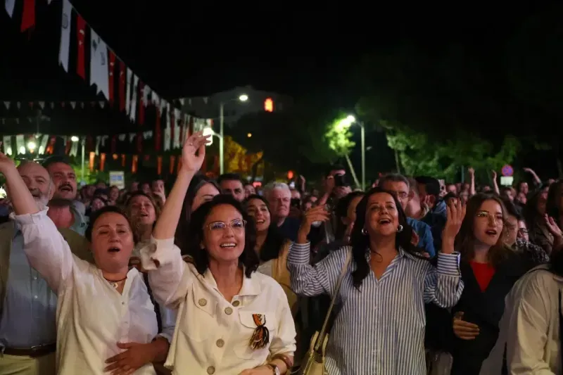 Yeni türkü zamansız şarkılarıyla Muğla’da sahne aldı