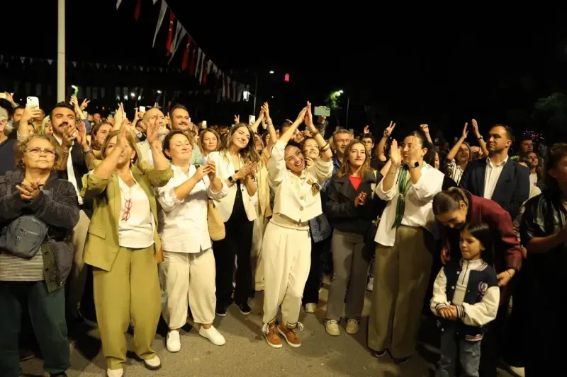 Yeni türkü zamansız şarkılarıyla Muğla’da sahne aldı