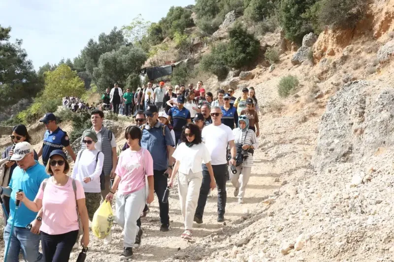 Yüzlerce doğasever, Değirmendere Kanyonuna yürüdü