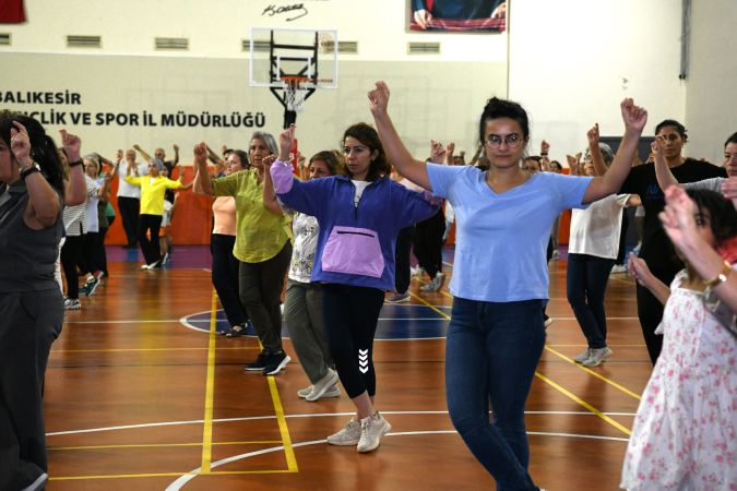 Cumhuriyet in 101 Yılında 500 kişiden dev zeybek gösterisi