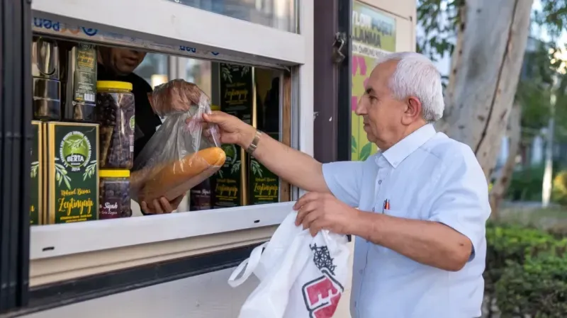 İzmir’de yurttaşın imdadına Halk Ekmek yetişiyor