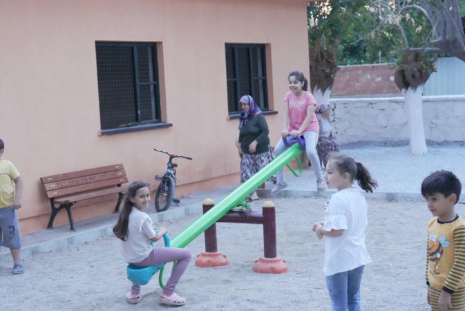 İmamköy’de çocukların yüzü Başkan Yetişkin’le güldü